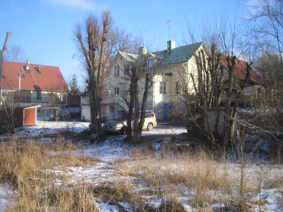 Vi går vidare in på gångvägen som leder mot gångviadukten. Därifrån ser vi f.d. Rågfeldts hus varifrån Ingrid R.
