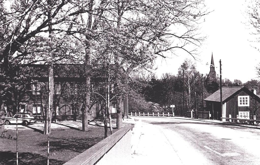 Hushållsskola bakom Solberga skola låg här till höger. Götalandsvägen innan man byggde Åbyvägen och nya viadukten.