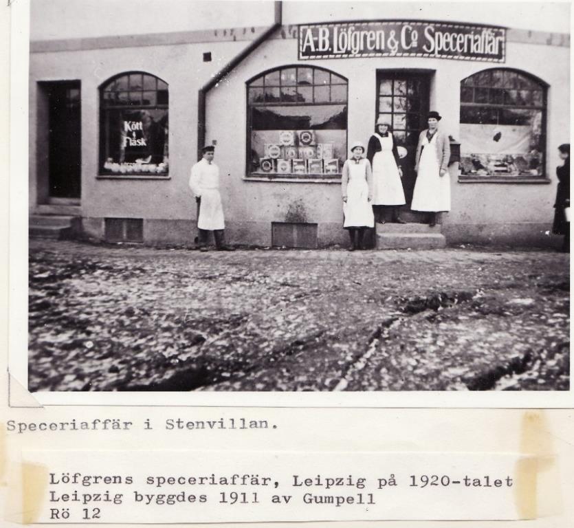 Foto från ca l925 Torget utanför fick senare en stilig telefonkiosk.