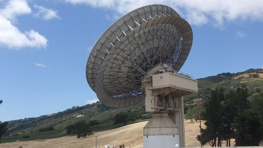 Lone Signal (2013) Använder Jamesburg Earth Station för att skicka 144 tecken långa textmeddelanden till stjärnan Gliese