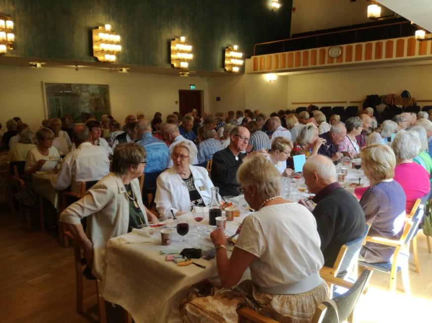 Till välkomstdrinken som traditionen bjuder var det bubbel som Lennart serverade med bravur.