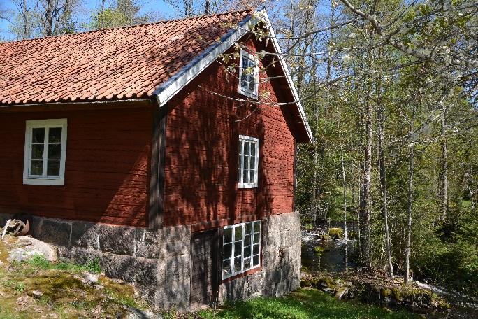 Skogsgårdar i Vimmerby kommun Väderum 1:11 Kvarnbyggnad i ett plan med loft samt källare. Grund av natursten. Byggnaderna är troligen uppförda under mitten av 1800-talet.
