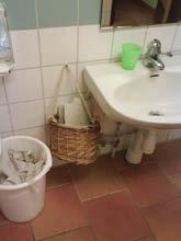 Det var inte ovanligt att muggar stod på handfaten på toaletten eller i tvättrummet.