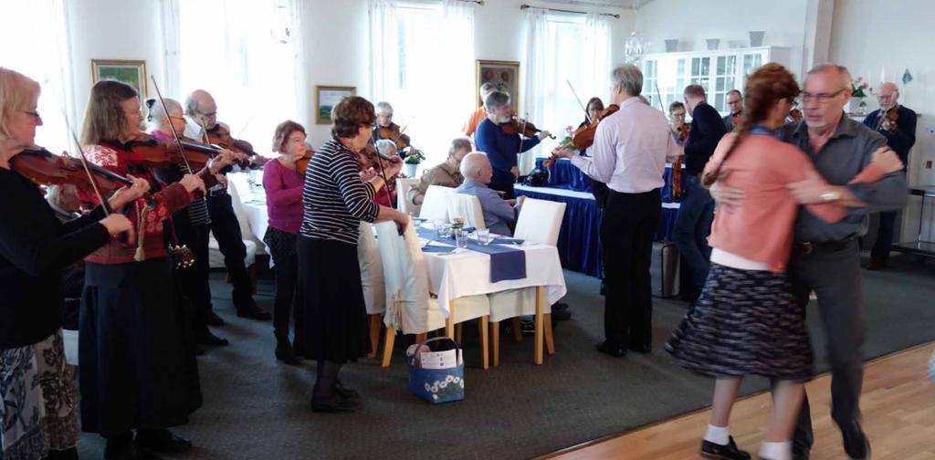 Efter välkomstfika så bjöds vi på en konsert med Örebro Spelmanslag. De spelade rytmiskt och fint, många spännande arrangemang, ett mycket samspelt gäng!