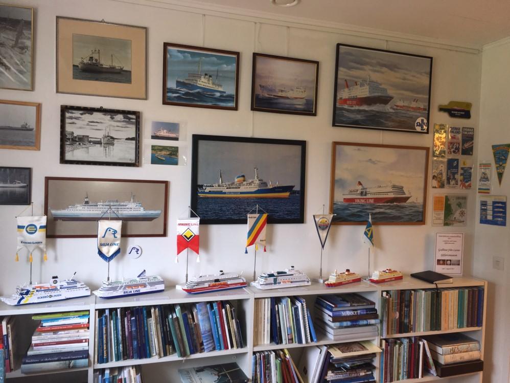 VÅRDÖ KOMMUN BIBLIOTEK och KULTUR Sommarens huvudutställning. Godbitar från Lasses Sjöfartsmuseum finns att beskåda fram till och med torsdag 31 augusti 2017.