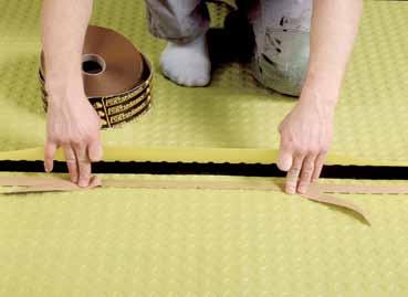rummet. Stryk noga med handen över papperet så att bandet fäster bra mot mattan.