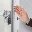 at the side of the door prevents a hand Skydd from på portens being accidentally sidor förhindrar caught att between händer