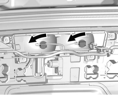Sätt tillbaka kåpan som skyddar strålkastarens glödlampa. Blinkerslampa 1. Öppna motorhuven. Se Motorhuv 0 237. 2. Ta bort blinkerslampans lamphållare från strålkastarenheten genom att vrida den moturs.