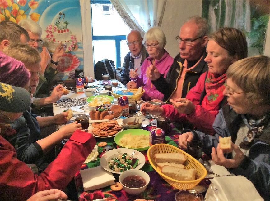 så kallade Pazyryk-kulturen. Man begravde sina hövdingar med guld och hästar. Vi återvänder till boendet i byn Katon-Karagai.