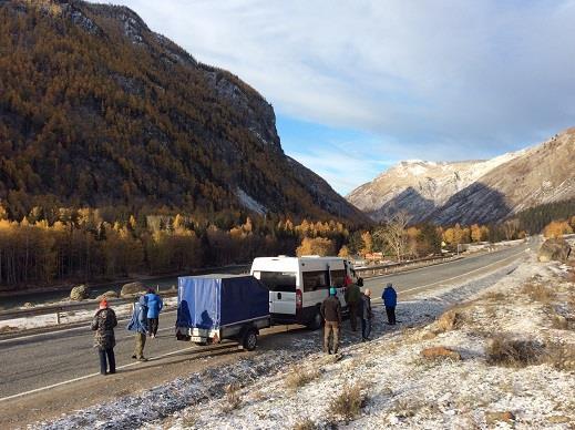 T. v. Chuysky-vägen i ryska Altai är utsedd av National Geographic till en av världens tio vackraste bilvägar. T. h.