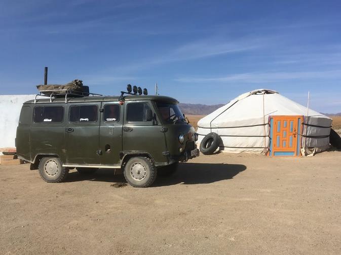 Vi besöker mongoliska familjer och bor hos örnjägaren Balakhan och hans familj.