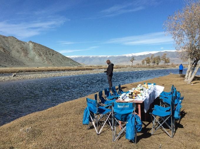 Logi hos familj. Lunch vid Hovdfloden i Mongoliet.