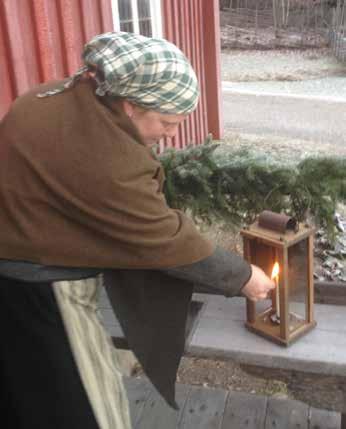 Här får vi veta hur våra förfäder överlevde utan vare sig element, rinnande vatten och elbelysning. I gårdens sal står julbordet dukat.