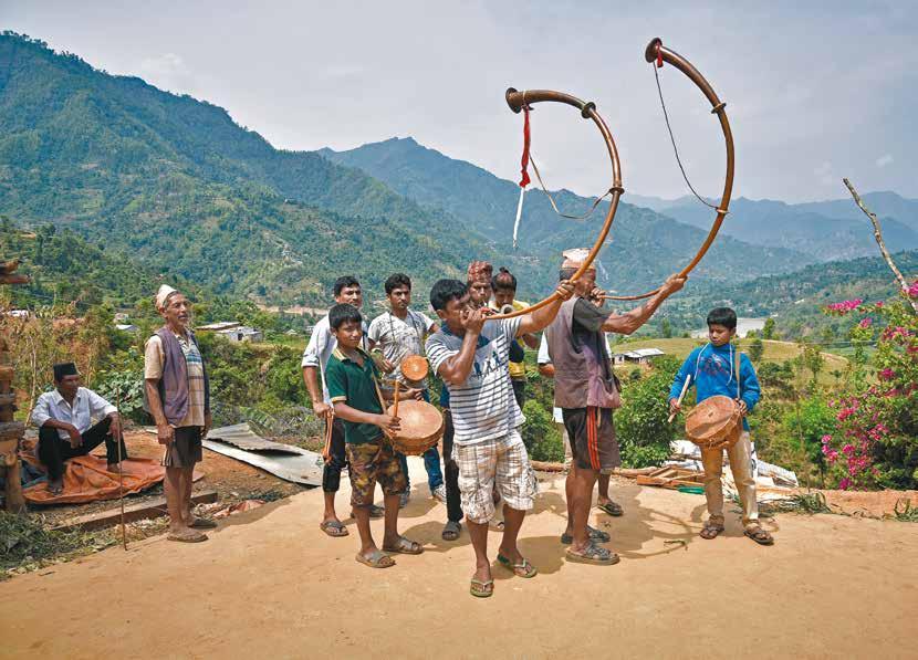 ÖGONBLICKET Nepal. Balram Pariyar (i mitten) bor i den lilla bergsbyn Bhaise Gauda tillsammans med andra kastlösa. Han har tre söner. Förr var han tvungen klara sig på snuttjobb.