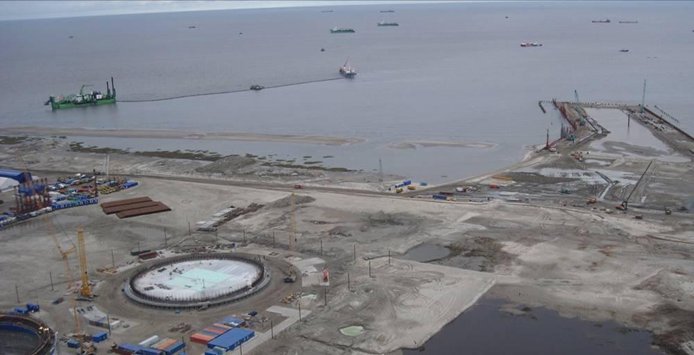 Där pågår en modernisering av en gasterminal för export av naturgas ( Liquified Natural Gas, LNG) till Murmansk/Sydostasien.