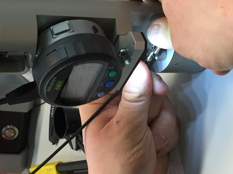 Figur 4-6: Exempel på hur en produkt kan se ut. (egen bild) Figur 4-7: Testning av krymphöjden.