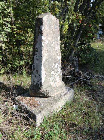 (Raä Kungsängen 2:1). Vid Stäketsundet. Rödgrå granit. Höjd ca 120 cm, fundament ca 30 cm. ALMARE STÄK 2½ MIL FRÅN STOCKHOLM 1805.