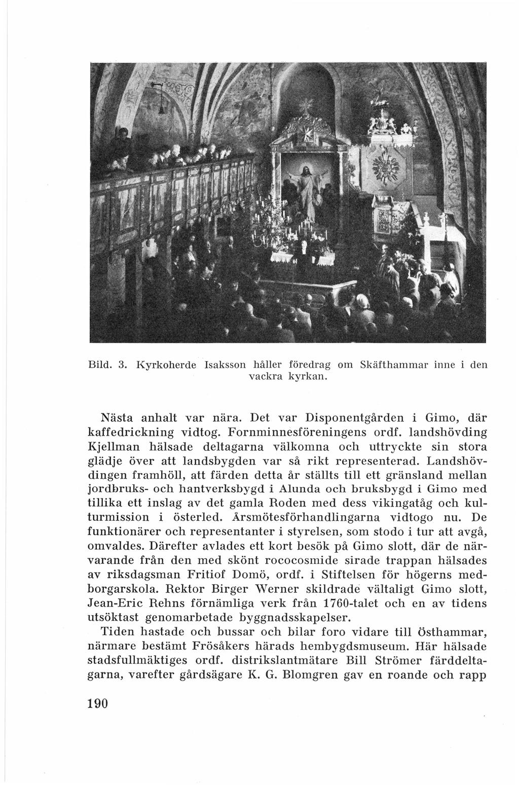 Bild. 3. Kyrkoherde Isaksson h åller föredrag om Skäfthammar inne i den vackra kyrkan. Nästa anhalt var nära. Det var Disponentgården i Gimo, där kaffedrickning vidtog. Fornminnesföreningens ordf.