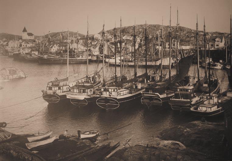 Lars ättlingar var sedan skeppare på sina skutor tills min generation bröt och gick iland. Bild från 50-talet med vinterupplagda skutor i Skärhamn.