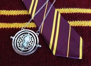 M A J Onsdag 2 maj kl. 15.00 Fira Harry Potter-dagen! Fira till minnet av slaget vid Hogwarts. Testa vilket hem du hamnar i, gör din egen trollstav och testa dina Harry Potter-kunskaper.