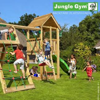 Jungle Gym Club lektorn med klättermodul och 1 gunga Här är lektornet med riktigt trätak och klättermodul inklusive gunga, som kan ge många timmars utmanande lek i trädgården.