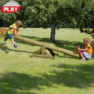 LEK I TRÄDGÅRDEN NORDIC PLAY Trägungbräda - FSC -certifierat Trägungbräda till lek och skoj som utvecklar styrka, koordination och balans.