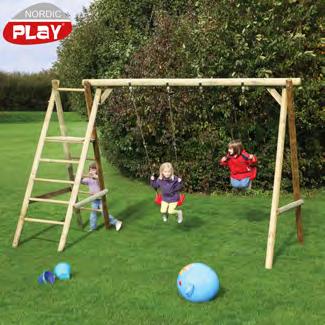 NORDIC PLAY gungställning med plattform & 220 cm blå rutschkana. Tryckimpregnerad furu. Dimension: Ø10 cm x 240 cm, toppbräda: Ø8 cm x 240 cm.
