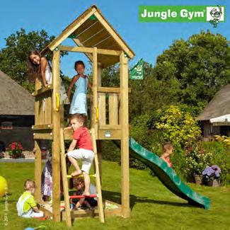 Jungle Gym "Club" Ett riktigt klubbhus med trätak Jungle Gym Club är samlingspunkten för sociala aktiviteter utomhus och har en kompakt struktur med sluttande trätak och en sandlåda i markhöjd.