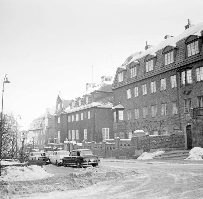 BETÄNKETIDSHANDLING SID 5 (14) Fastigheten Sidensvansen vid Bragevägen 2 (Gamla foton) Byggnad från 1916, tre våningar med inredd vind i rött tegel.