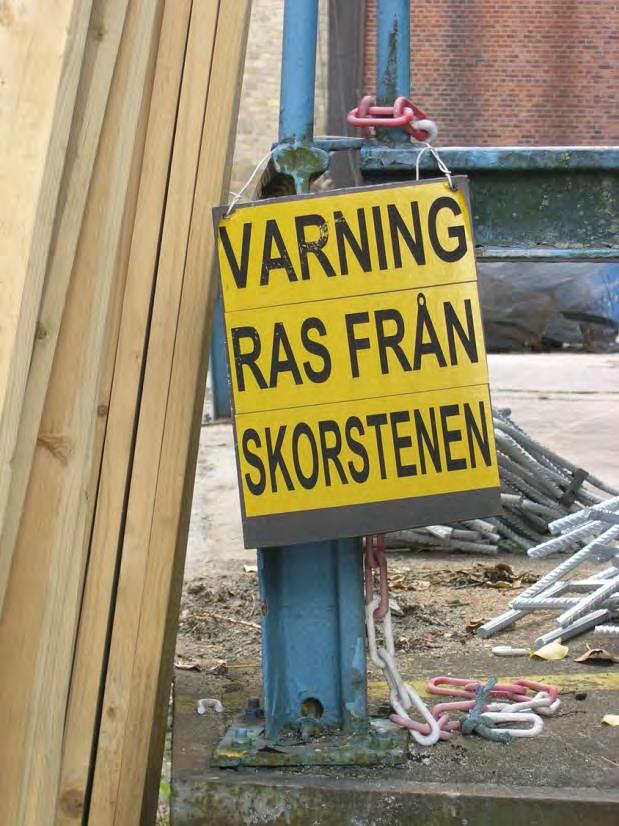 Klippans Pappersbruk renovering av skorstenen Området runt skorstenen var noggrant säkrat, så att ingen obehörig skulle komma intill skorstenen under pågående rivningsarbeten.