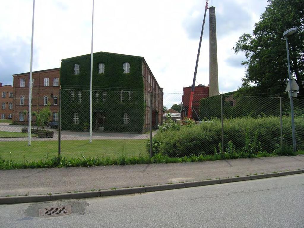Klippans Pappersbruk renovering av skorstenen Under några hektiska dagar försommaren 2011 pågick rivningen av skorstenens översta mest skadade del.