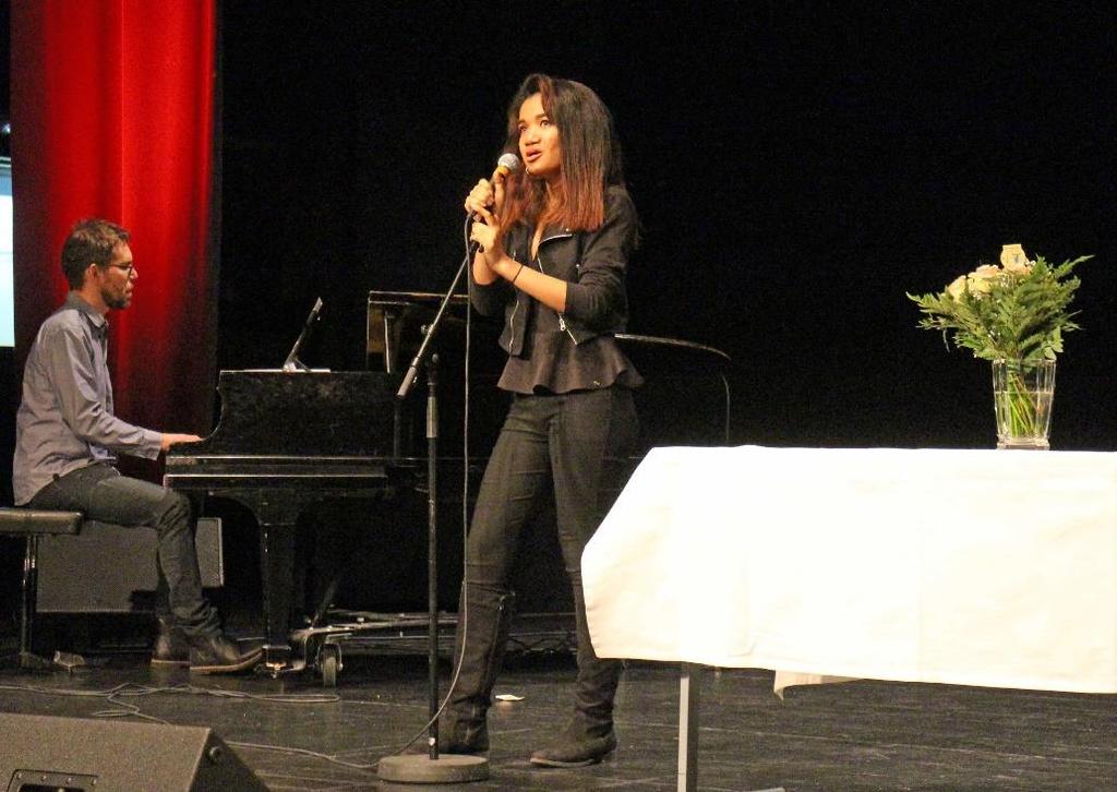 Stipendiaten Wesiyanee Sringam sjöng med djup inlevelse Som en bro över mörka vatten som avslutning på parentationen. Hon ackompanjerades av Stefan Karlberg.