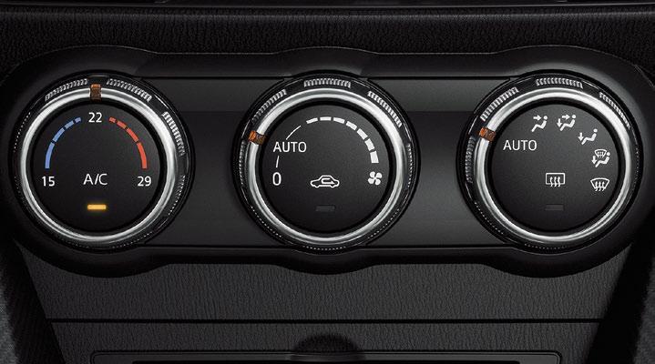 LED-dimljus Uppvärmbar ratt BLUETOOTH KONTROLLER PÅ RATTEN Ring och ta emot handsfree-samtal tack vare Mazda CX-3:s Bluetooth integrerade ratt.