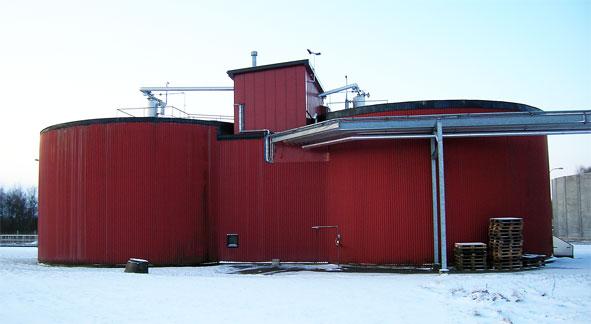 Inne i rötkamrarna är luften fri från syrgas och temperaturen håller ca 37 o C. Rötningen gör så att slammet inte börjar lukta och minskar genom nedbrytning de organiska ämnena.