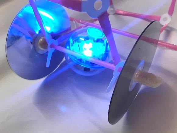 Sphero Farkost Skapa en farkost som drivs av roboten 1. Making: Skapa en farkost av det material du har tillgång till.