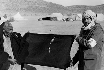 1975-76 för de västsahariska flyktingarna i Algeriet. Han beskrev hur förbluffad han var över lugnet och frånvaron av stölder och kaos bland flyktingarna.