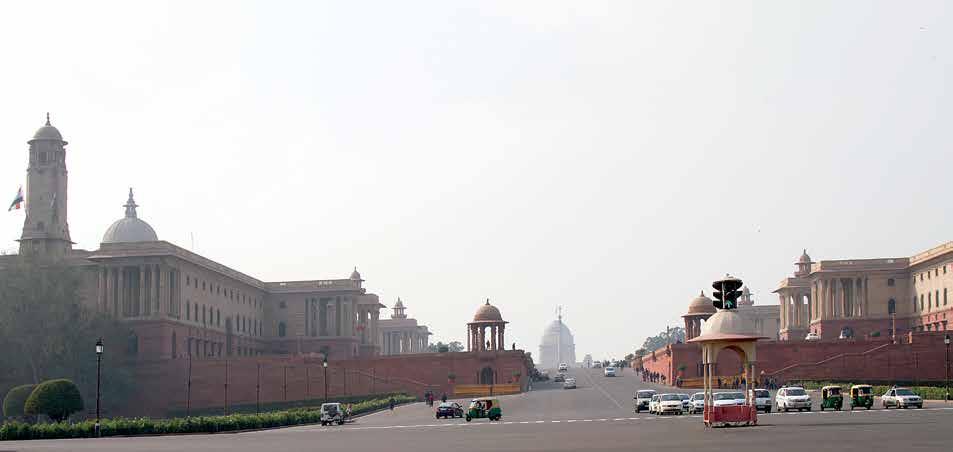 Från strategisk utsiktpunkt på det enorma torget Vijay Chowk ser man New Delhis regeringsbyggnader åt ena hållet. Men staden har också ett helt annat ansikte.