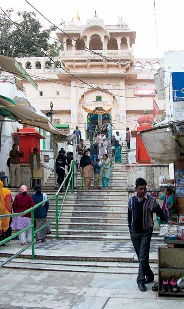 Hinduiska pilgrimmer badar i Pushkars heliga vatten. I Indien råder religionsfrihet.