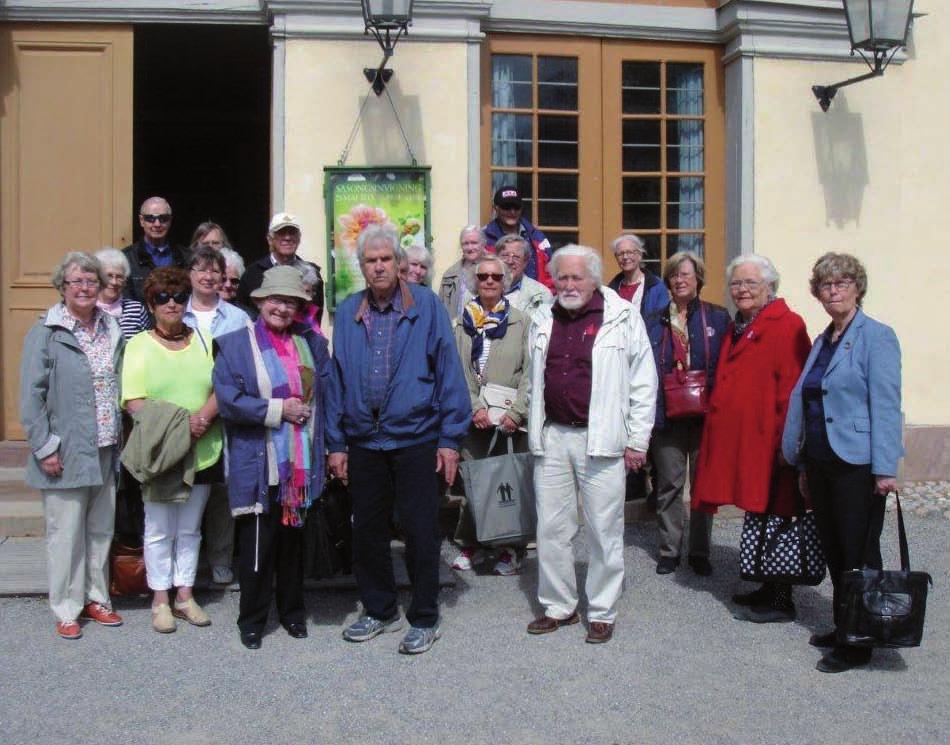 LÄNET RUNT Sollentuna lokalförening på Drottningholm Den 23 maj, i vackert försommarväder, besökte 24 av föreningens medlemmar Drottningholms slott.