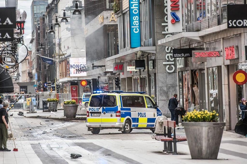Totalförsvar återupptagen planering Totalförsvar: Verksamhet som behövs för att förbereda Sverige för krig. Består av militärt (Försvarsmakten) civilt försvar.