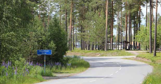 Kommunen är expansiv och arbetet med en fyrfältsväg mot Oslo och Romerike pågår. Det finns avgångar med tåg till/från Oslo varje timme.