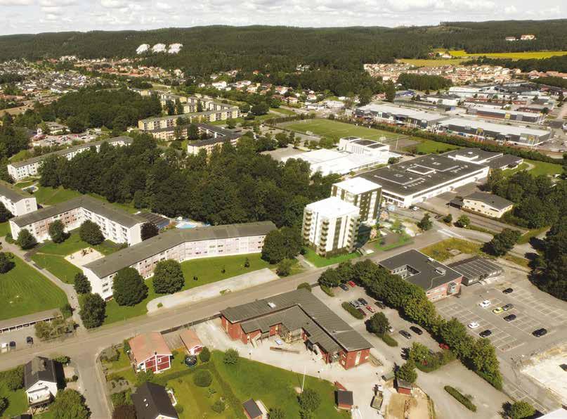 1 000 m Stora Torget Alingsås centrum, med alla sina caféer, butiker,restauranger, bibliotek, museum och annat som hör stadslivet till. Huset Gröna tak Miljöhusets tak är täckt med växten sedum.