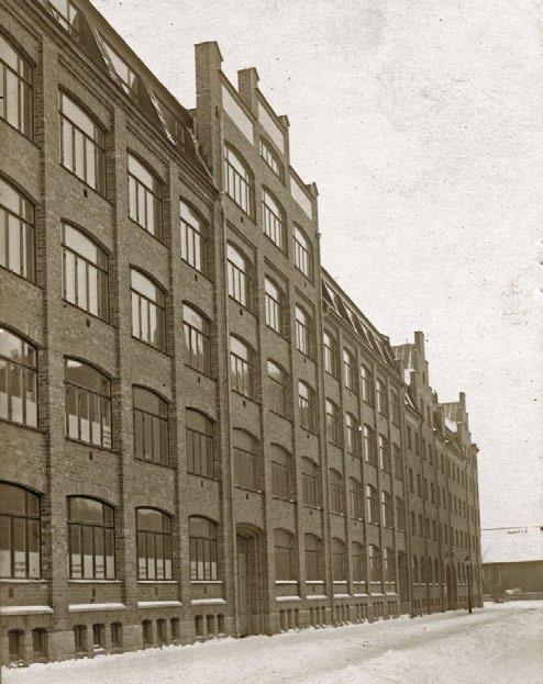 Här är skofabrikerna i början av 1900-talet, gruvorna runt om i länet, frikyrkorörelsen. Sverige och världen speglas genom den lilla staden, det avgränsade. Det var helt avgörande.