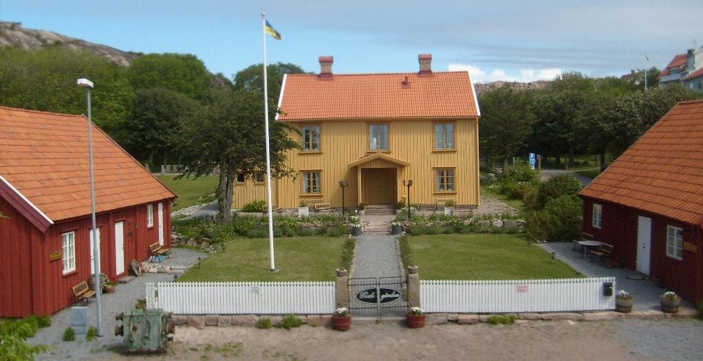 idag finns här park, karpdamm, utställning och köksträdgård m.m. Från jordbruksbygd går resan vidare ut mot havet till Klädesholmen och museet Sillebua, inrymt i en före detta konservfabrik.