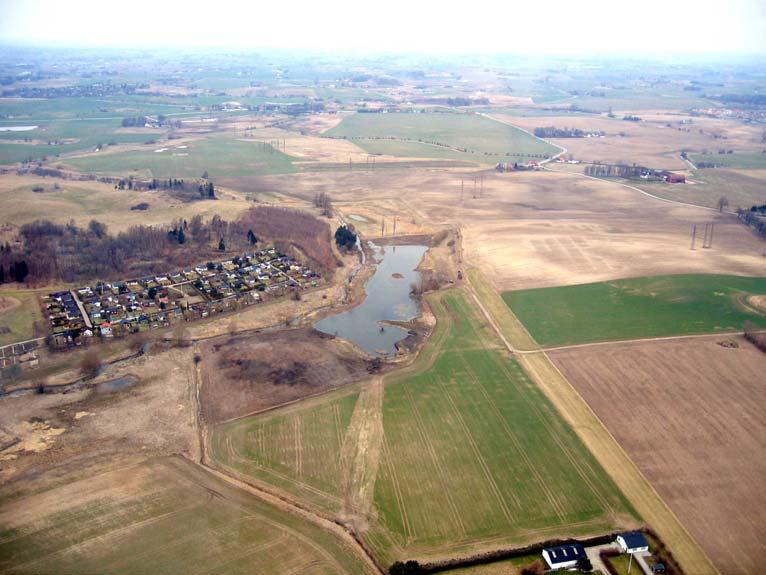 Svedala kommun Nr 64B Lönnslätt Fastighet: Tjustorp 12:15 Kommun: Svedala Dammyta: 1,7 ha Vattenvolym (max): 7 600 m3 Djup (max): 1,0 m Tillrinningsområde (ha): 280 ha åker Schaktmassor: 7 600 m3