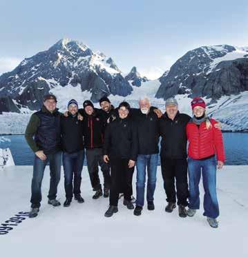 Många av dem har pendlat mellan Arktis och Antarktis under många år. Vi ställer höga krav på våra guider när det gäller säkerhetsutbildning och erfarenhet av att hantera vapen.