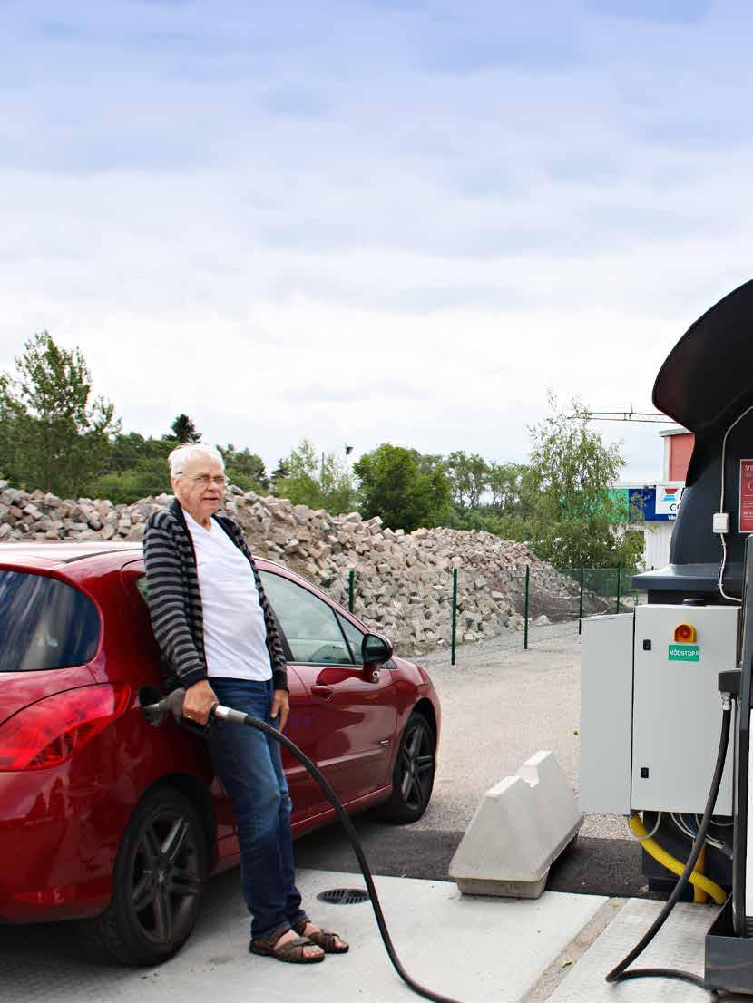 KUNDER Tanka HVO i Sala och Heby Hebybon Lars Ljunggren väljer att tanka sin bil med HVO-bränsle och tycker att det känns bra att göra något för miljön samtidigt.