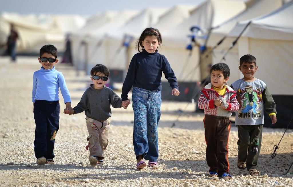 Varför? Runt om i världen lever många barn i extrem utsatthet. I spåren av konflikter, krig och naturkatastrofer växer barn upp i flyktingläger.