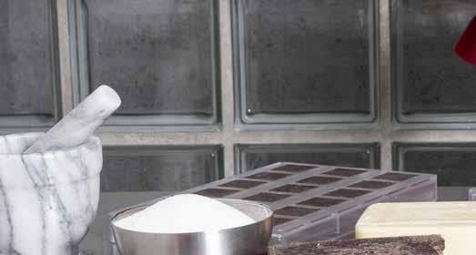 För en bra chokladbit har få ingredienser på sin innehållsdeklaration - det är en grundregel vi följer. Vår choklad är levereras alltid färsk och hålls aldrig på lager.