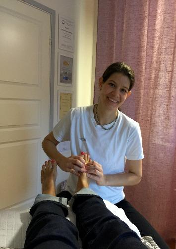 Hej! Jag heter Charlotte Barkenhammar och har min lilla klinik i Höllviken söder om Malmö. Där arbetar jag med zonterapi, massage och öronakupunktur.